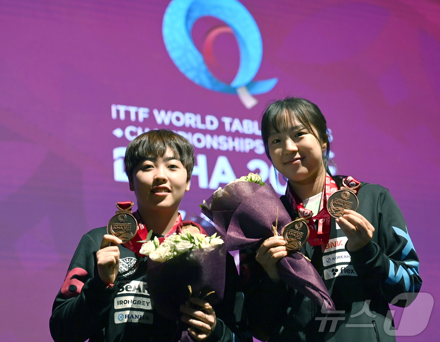 (서울=뉴스1) 사진공동취재단 = 신유빈, 유한나가 25일 카타르 도하 루사일 아레나에서 열린 2025 국제탁구연맹(ITTF) 세계선수권대회 여자복식 시상식에서 동메달을 목에 건 …