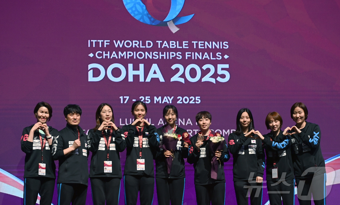 (서울=뉴스1) 사진공동취재단 = 여자탁구대표팀이 25일 카타르 도하 루사일 아레나에서 열린 2025 국제탁구연맹(ITTF) 세계선수권대회 여자복식 시상식 후 포즈를 취하고 있다. …