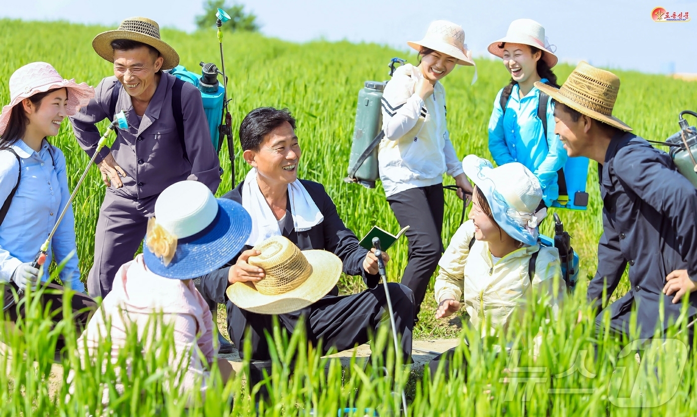 (평양 노동신문=뉴스1) = 북한 노동당 기관지 노동신문은 26일 농업부문 일꾼들에게 "격식없는 정치사업으로 농장원들의 열의를 북돋아줘야 한다"라면서 신의주시를 조명했다. [국내에 …