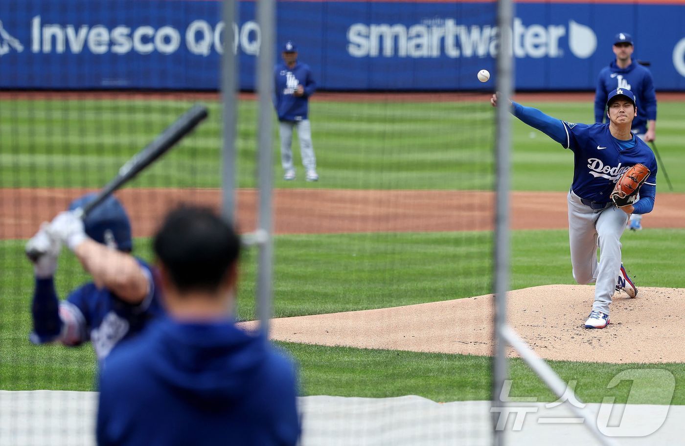 본문 이미지 - 오타니 쇼헤이가 26일(한국시간) 미국 뉴욕주 뉴욕 시티 필드에서 진행한 라이브 피칭에서 김혜성을 상대로 공을 던지고 있다. ⓒ AFP=뉴스1