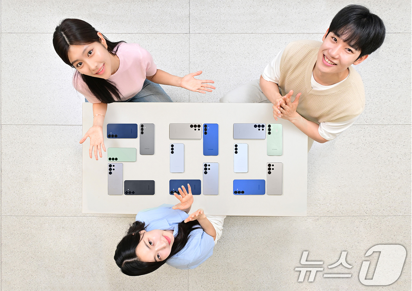 (서울=뉴스1) = 삼성전자의 최신 플래그십 모델 '갤럭시 S25 시리즈'가 전작인 갤럭시 S24 시리즈보다 2주 이상 빠르게 국내 200만 대 판매를 24일 달성했다고 26일 밝 …