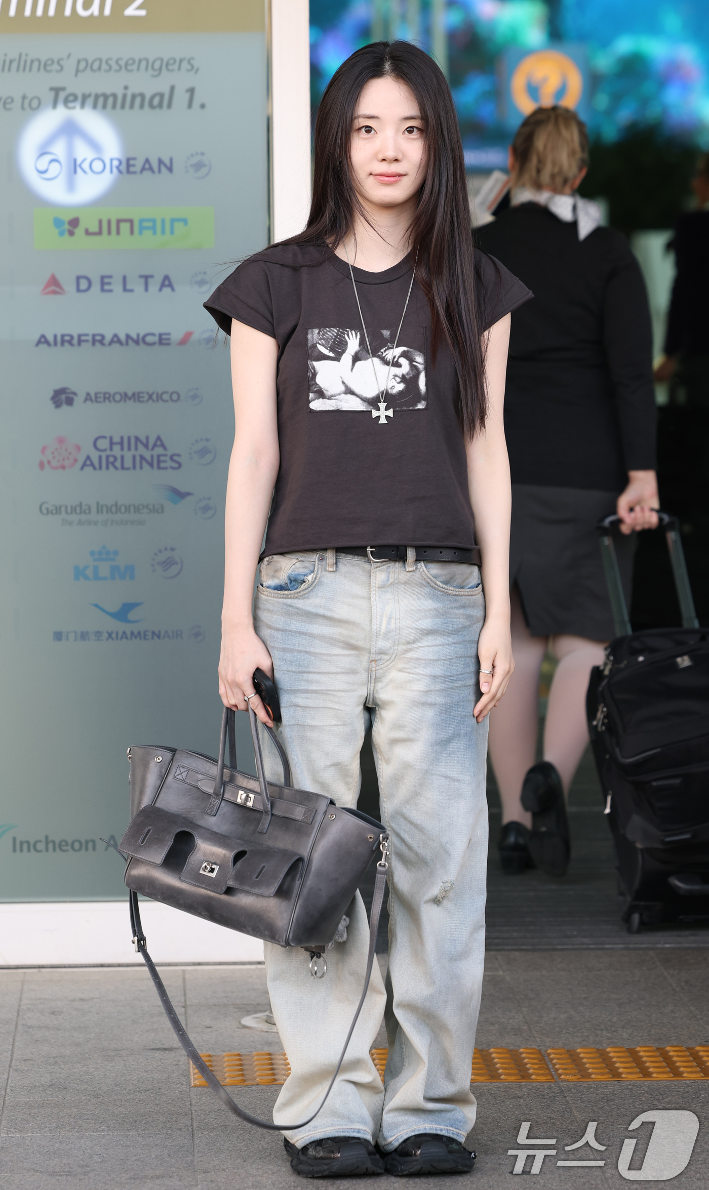 (인천공항=뉴스1) 권현진 기자 = 배우 신시아가 ‘언젠가는 슬기로울 전공의생활’ 포상휴가를 위해 26일 오전 인천국제공항을 통해 인도네시아 발리로 출국하고 있다. 2025.5.2 …