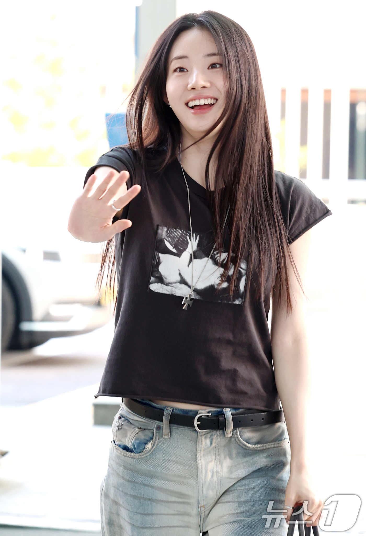 (인천공항=뉴스1) 권현진 기자 = 배우 신시아가 ‘언젠가는 슬기로울 전공의생활’ 포상휴가를 위해 26일 오전 인천국제공항을 통해 인도네시아 발리로 출국하며 인사를 하고 있다. 2 …