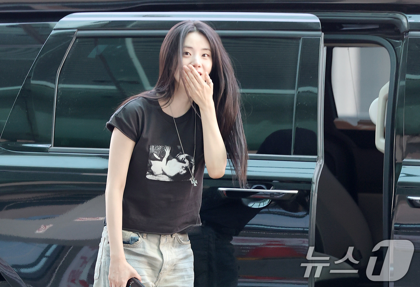 (인천공항=뉴스1) 권현진 기자 = 배우 신시아가 ‘언젠가는 슬기로울 전공의생활’ 포상휴가를 위해 26일 오전 인천국제공항을 통해 인도네시아 발리로 출국하고 있다. 2025.5.2 …