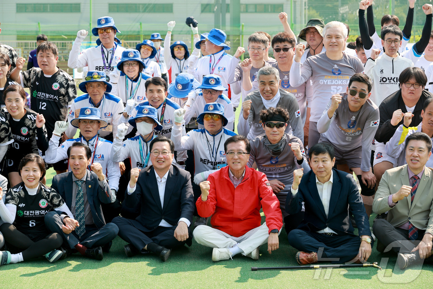 (대전=뉴스1) 이동원 기자 = 대전시의회 조원휘 의장(빨간색)은 지난 25일 유성구 외삼족구전용구장에서 개최된 제30회 대전광역시장배 족구대회에 참석해 원활하고 안전한 대회 진행 …