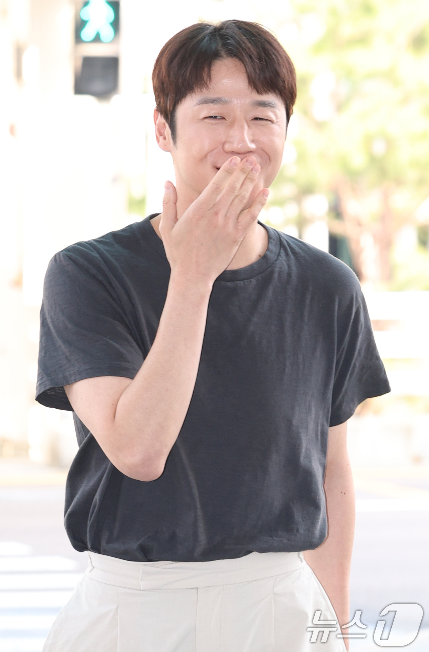 (인천공항=뉴스1) 권현진 기자 = 배우 정준원이 ‘언젠가는 슬기로울 전공의생활’ 포상휴가를 위해 26일 오전 인천국제공항을 통해 인도네시아 발리로 출국하고 있다. 2025.5.2 …