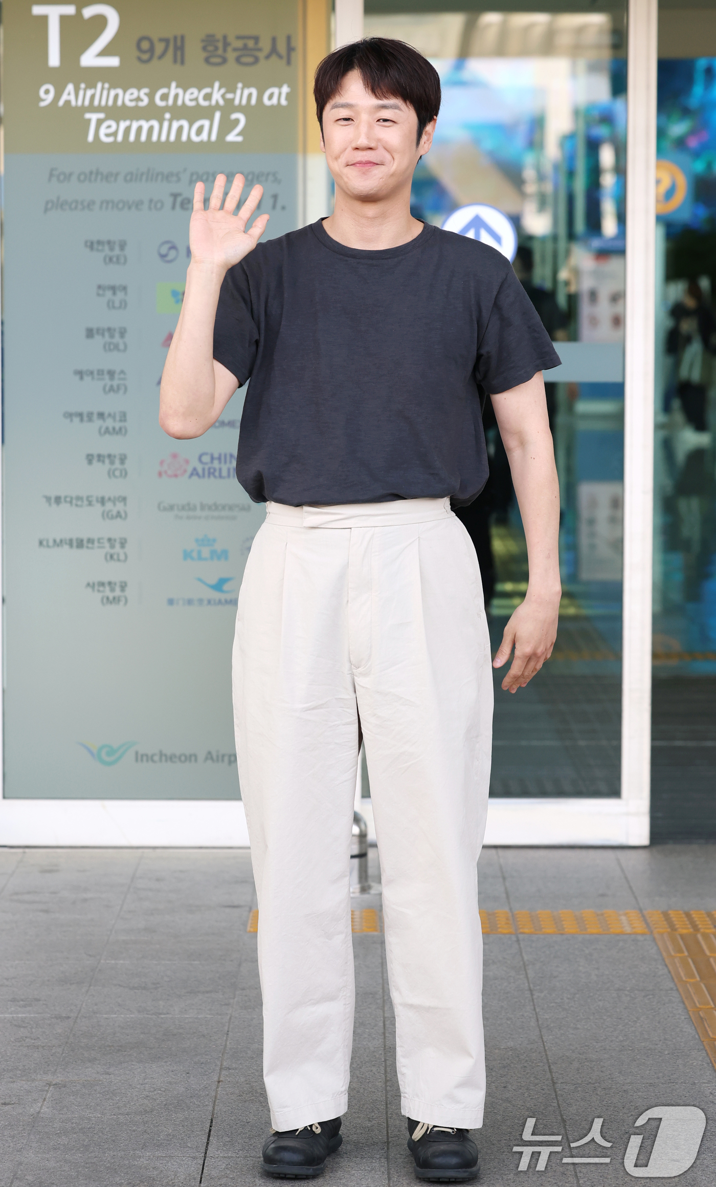 (인천공항=뉴스1) 권현진 기자 = 배우 정준원이 ‘언젠가는 슬기로울 전공의생활’ 포상휴가를 위해 26일 오전 인천국제공항을 통해 인도네시아 발리로 출국하기 전 인사를 하고 있다. …