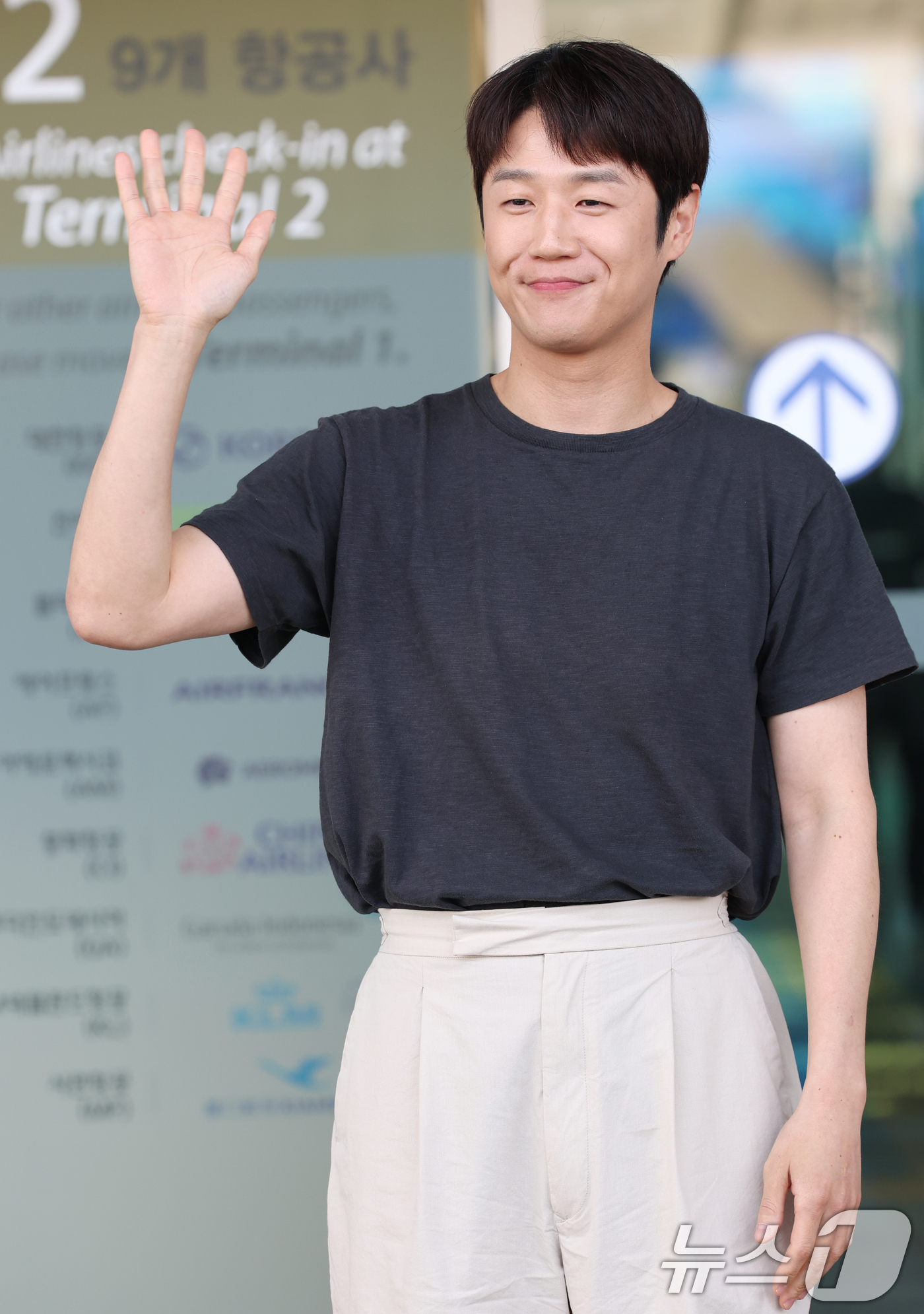 (인천공항=뉴스1) 권현진 기자 = 배우 정준원이 ‘언젠가는 슬기로울 전공의생활’ 포상휴가를 위해 26일 오전 인천국제공항을 통해 인도네시아 발리로 출국하기 전 인사를 하고 있다. …