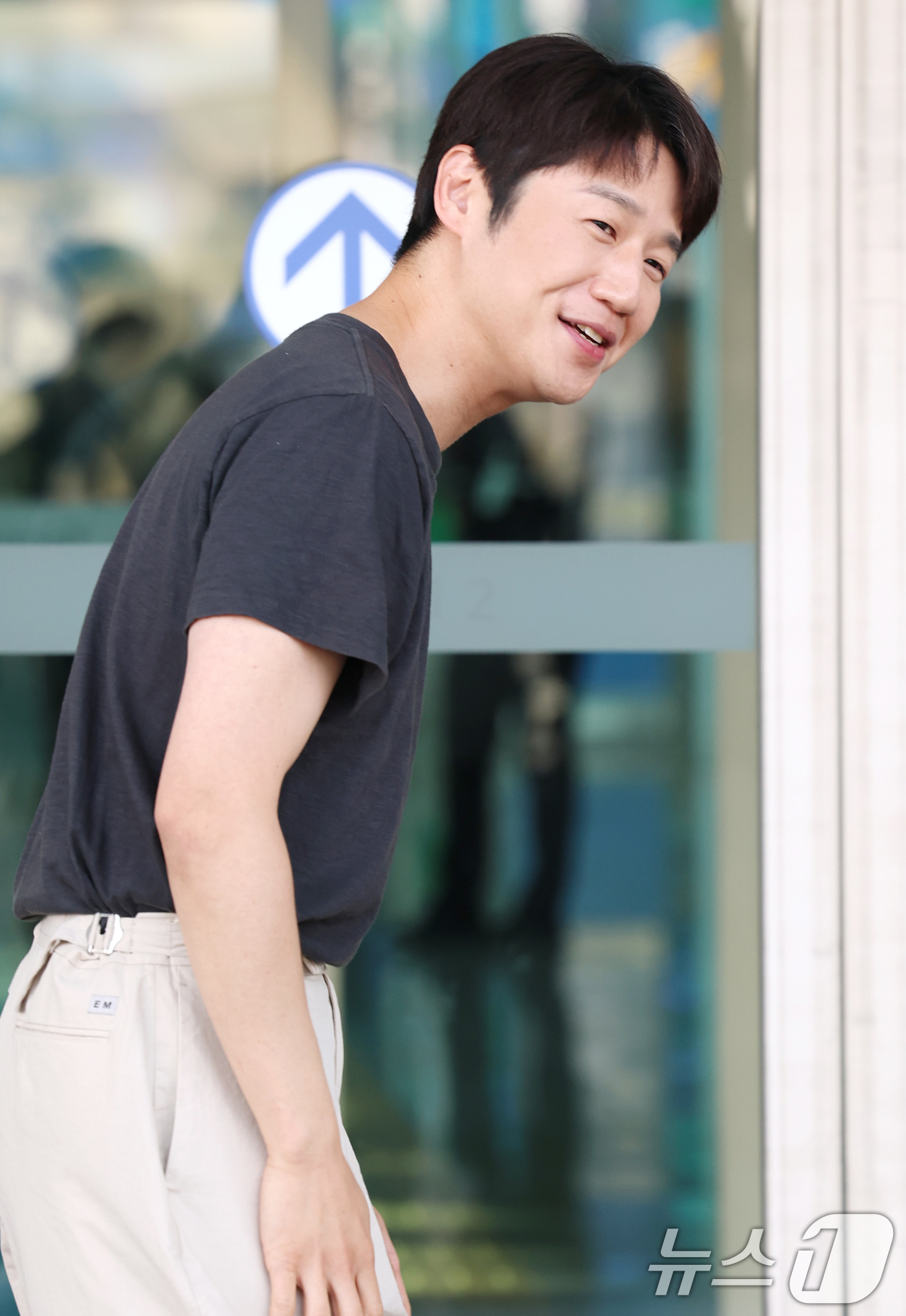 (인천공항=뉴스1) 권현진 기자 = 배우 정준원이 ‘언젠가는 슬기로울 전공의생활’ 포상휴가를 위해 26일 오전 인천국제공항을 통해 인도네시아 발리로 출국하고 있다. 2025.5.2 …