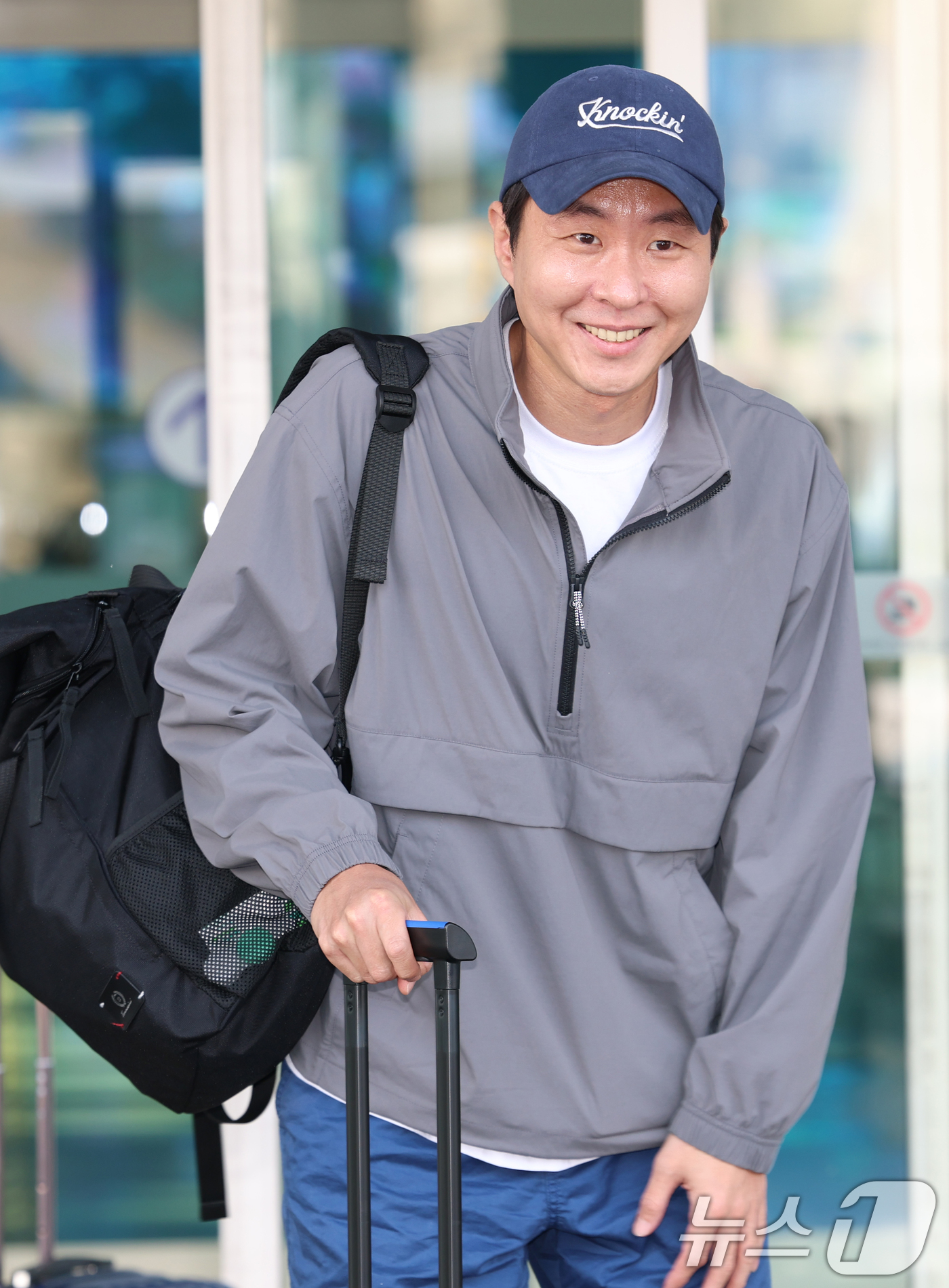 (인천공항=뉴스1) 권현진 기자 = 배우 이현균이 ‘언젠가는 슬기로울 전공의생활’ 포상휴가를 위해 26일 오전 인천국제공항을 통해 인도네시아 발리로 출국하기 전 인사를 하고 있다. …