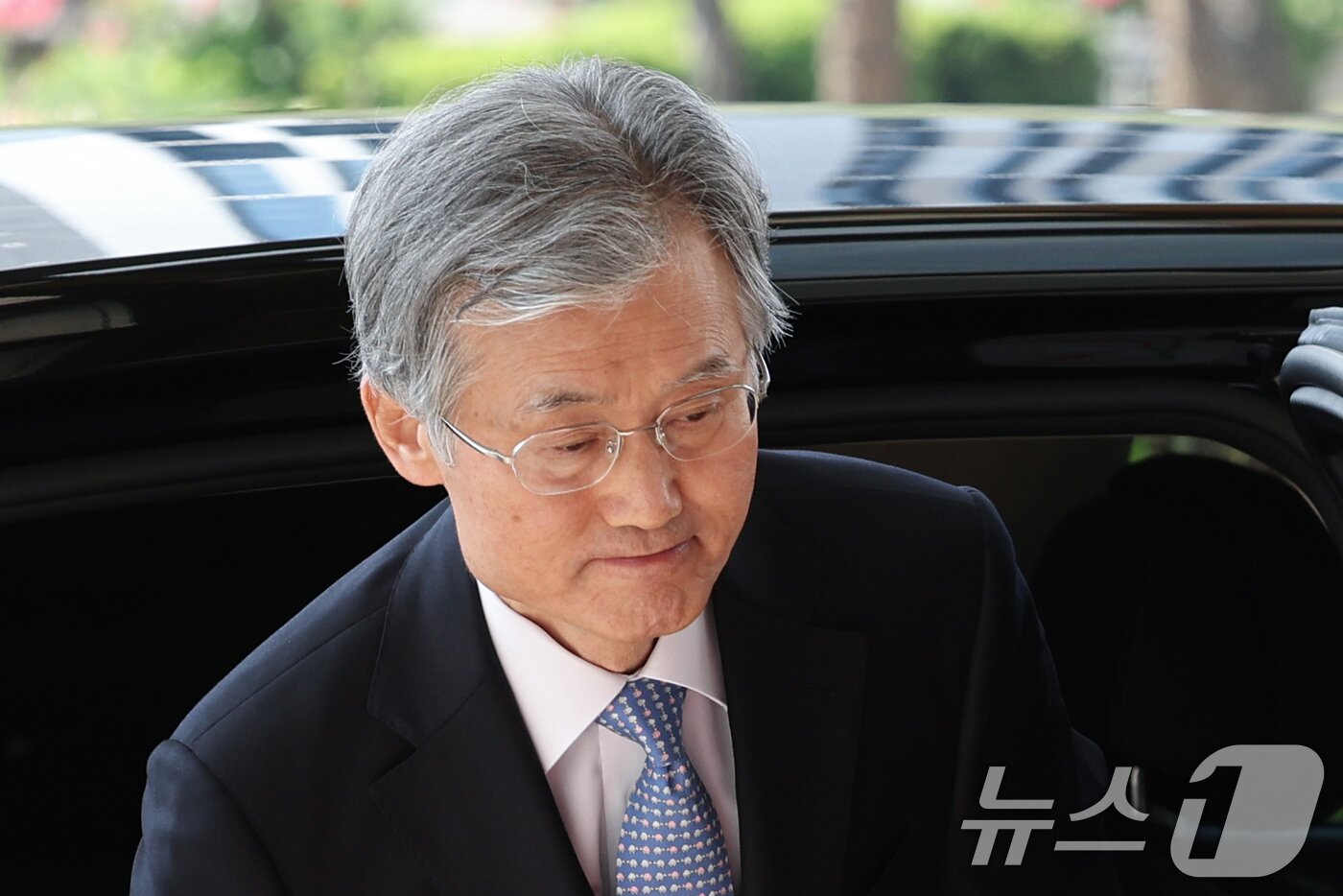 본문 이미지 - 조희대 대법원장이 26일 오전 서울 서초구 대법원으로 출근하고 있다. 이날 전국의 판사 대표들은 사법연수원에서 전국법관대표회의를 열고 이재명 더불어민주당 대통령 후보의 공직선거법 위반 사건 대법원 판결에 대해 논의한다. 2025.5.26/뉴스1 ⓒ News1 신웅수 기자