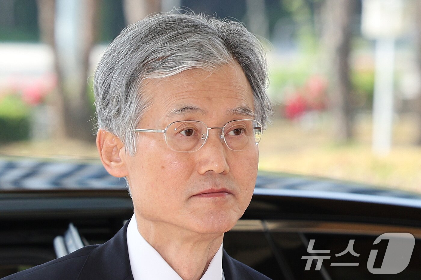 본문 이미지 - 조희대 대법원장이 26일 오전 서울 서초구 대법원으로 출근하고 있다. 이날 전국의 판사 대표들은 사법연수원에서 전국법관대표회의를 열고 이재명 더불어민주당 대통령 후보의 공직선거법 위반 사건 대법원 판결에 대해 논의한다. 2025.5.26/뉴스1 ⓒ News1 신웅수 기자