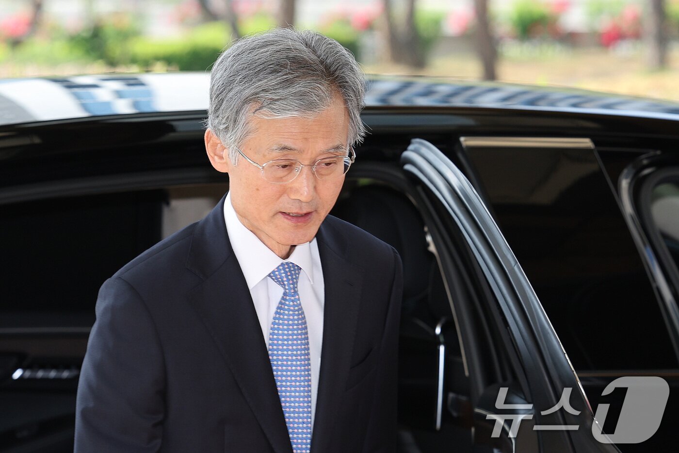 본문 이미지 - 조희대 대법원장이 26일 오전 서울 서초구 대법원으로 출근하고 있다. 이날 전국의 판사 대표들은 사법연수원에서 전국법관대표회의를 열고 이재명 더불어민주당 대통령 후보의 공직선거법 위반 사건 대법원 판결에 대해 논의한다. 2025.5.26/뉴스1 ⓒ News1 신웅수 기자