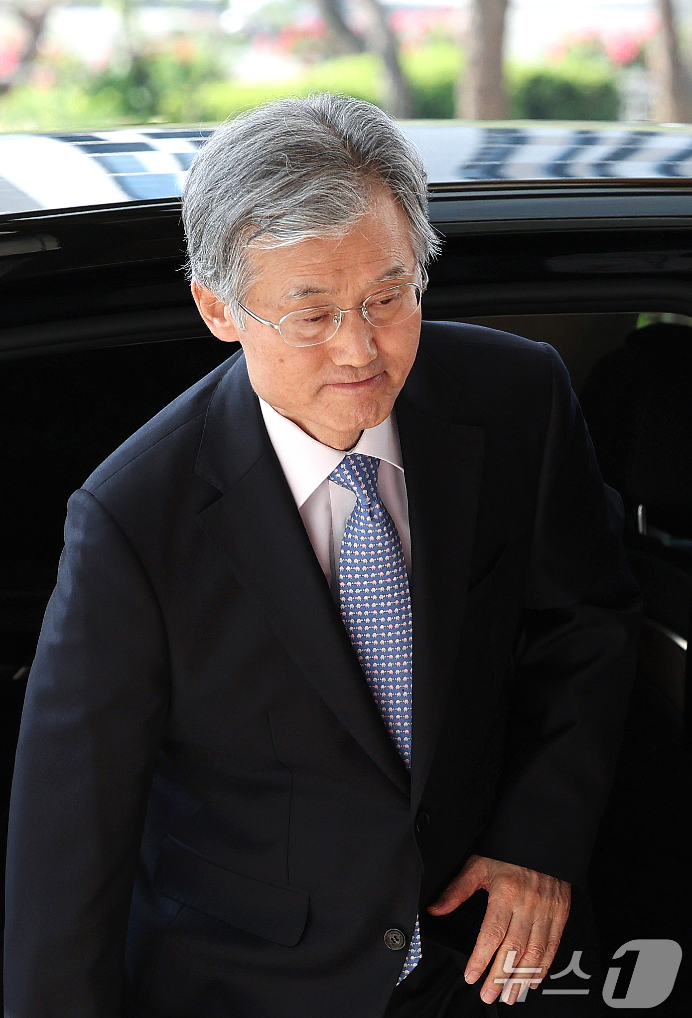 (서울=뉴스1) 신웅수 기자 = 조희대 대법원장이 26일 오전 서울 서초구 대법원으로 출근하고 있다.이날 전국의 판사 대표들은 사법연수원에서 전국법관대표회의를 열고 이재명 더불어민 …