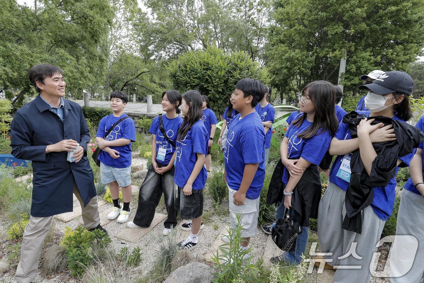 (서울=뉴스1) = 테트라팩 코리아가 지난 24일 서울 마포구 상암동 월드컵공원에서 제13회 '2025 난빛축제'를 진행했다고 26일 밝혔다.행사에 참석한 배우 김석훈과 테트라팩 …