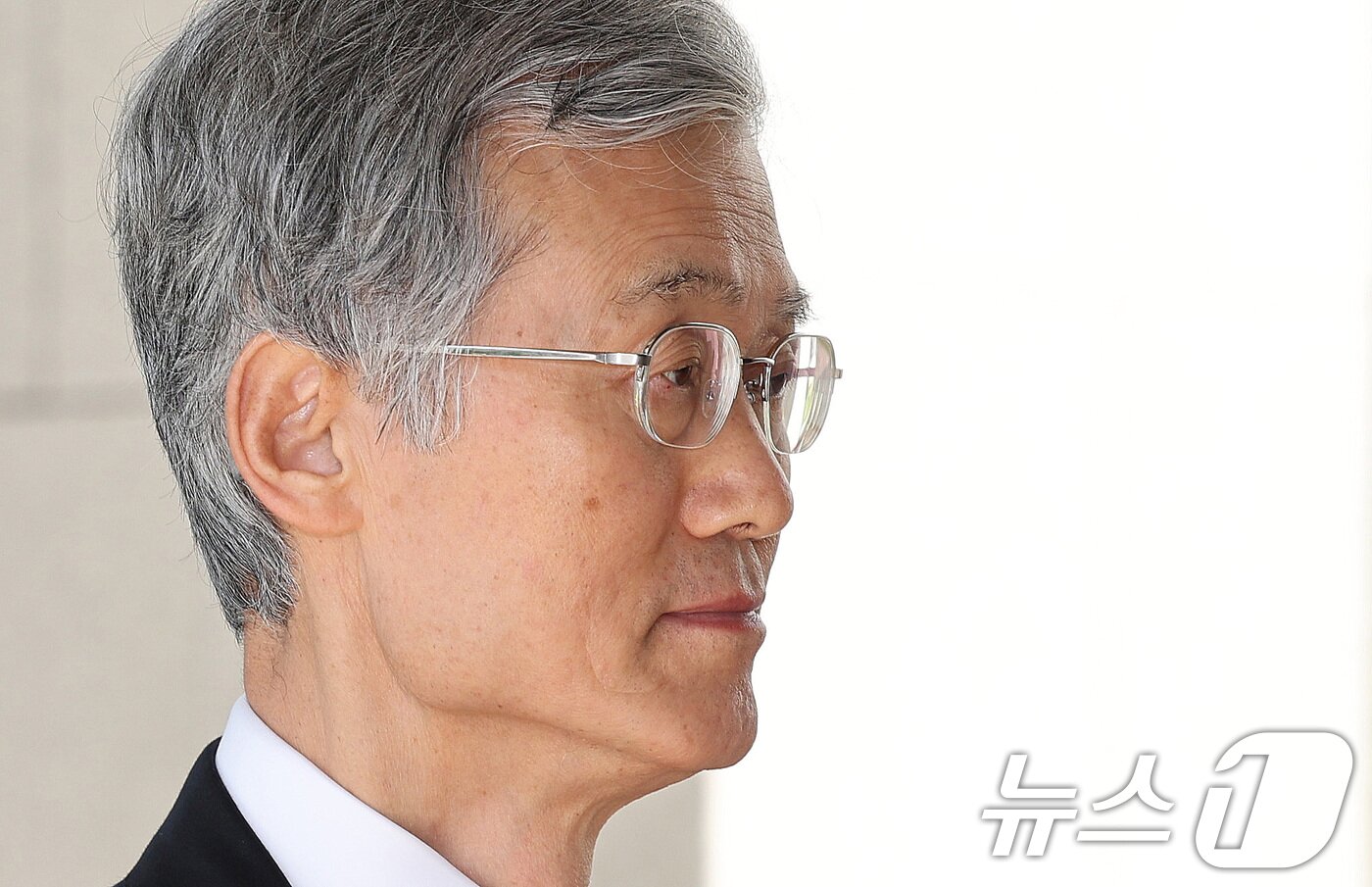 본문 이미지 - 조희대 대법원장이 26일 오전 서울 서초구 대법원으로 출근하고 있다. 이날 전국의 판사 대표들은 사법연수원에서 전국법관대표회의를 열고 이재명 더불어민주당 대통령 후보의 공직선거법 위반 사건 대법원 판결에 대해 논의한다. 2025.5.26/뉴스1 ⓒ News1 신웅수 기자