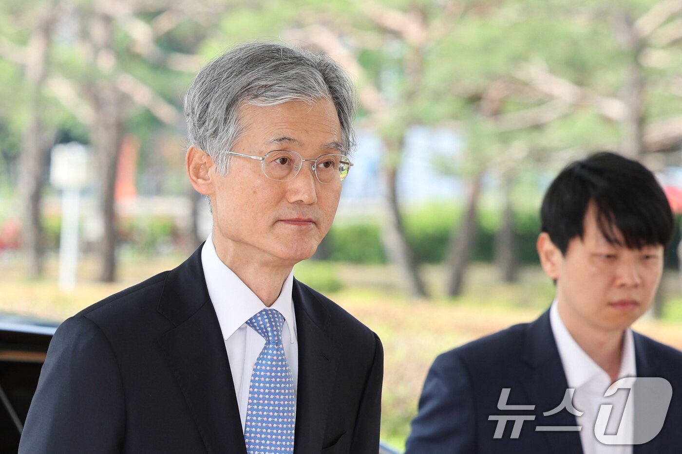 본문 이미지 - 조희대 대법원장이 26일 오전 서울 서초구 대법원으로 출근하고 있다. 이날 전국의 판사 대표들은 사법연수원에서 전국법관대표회의를 열고 이재명 더불어민주당 대통령 후보의 공직선거법 위반 사건 대법원 판결에 대해 논의한다. 2025.5.26/뉴스1 ⓒ News1 신웅수 기자