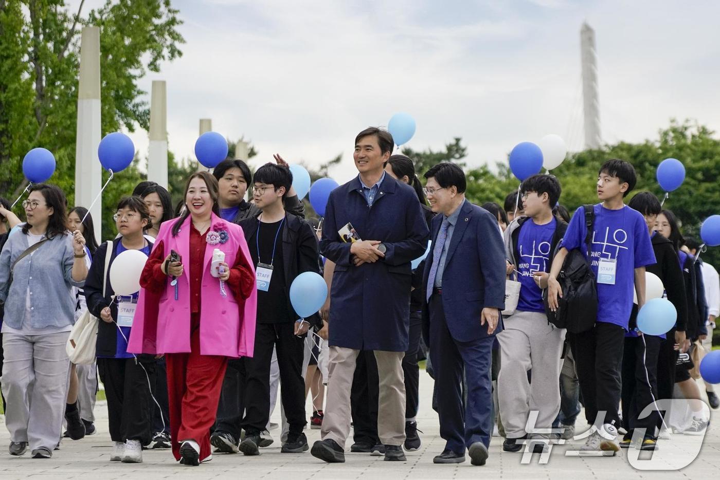 (서울=뉴스1) = 테트라팩 코리아가 지난 24일 서울 마포구 상암동 월드컵공원에서 제13회 '2025 난빛축제'를 진행했다고 26일 밝혔다.행사에 참석한 배우 김석훈과 테트라팩 …