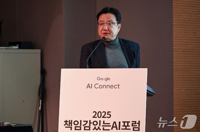 본문 이미지 - 책임감있는AI포럼에서 이성엽 고려대학교 기술경영전문대학원 교수가 발표하고 있다.(구글코리아 제공)