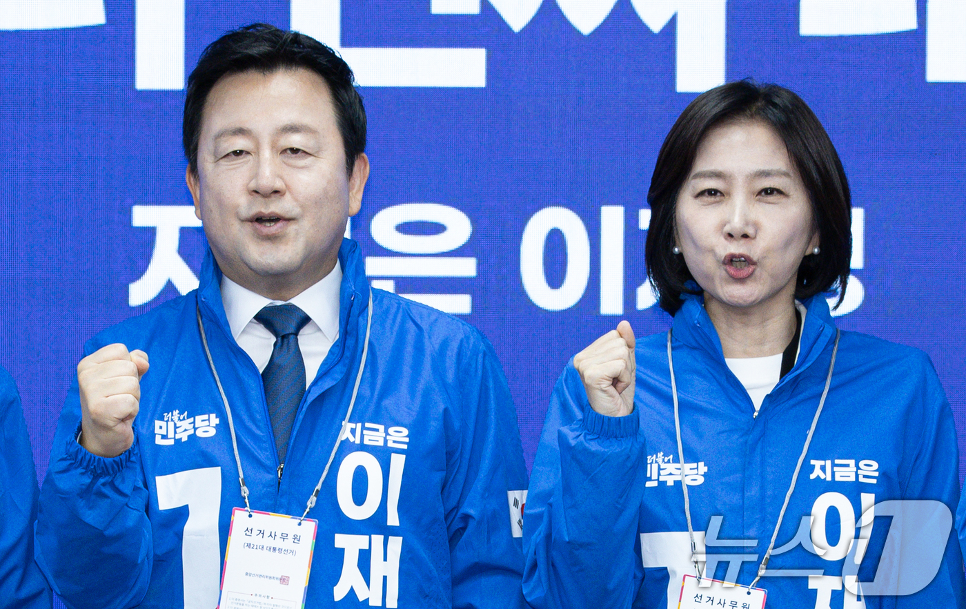(서울=뉴스1) 이재명 기자 = 허은아 전 개혁신당 대표와 김용남 전 새누리당 의원이 26일 오전 서울 여의도 더불어민주당사에서 열린 입당환영식에서 박찬대·윤여준 상임 총괄선대위원 …