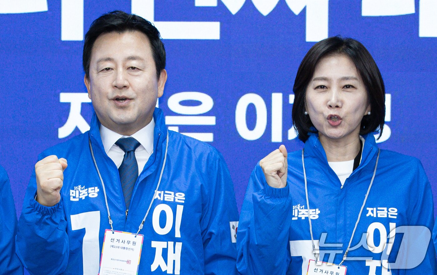 본문 이미지 - 허은아 전 개혁신당 대표와 김용남 전 새누리당 의원이 26일 오전 서울 여의도 더불어민주당사에서 열린 입당환영식에서 박찬대·윤여준 상임 총괄선대위원장 등과 기념촬영을 하고 있다. 2025.5.26/뉴스1 ⓒ News1 이재명 기자