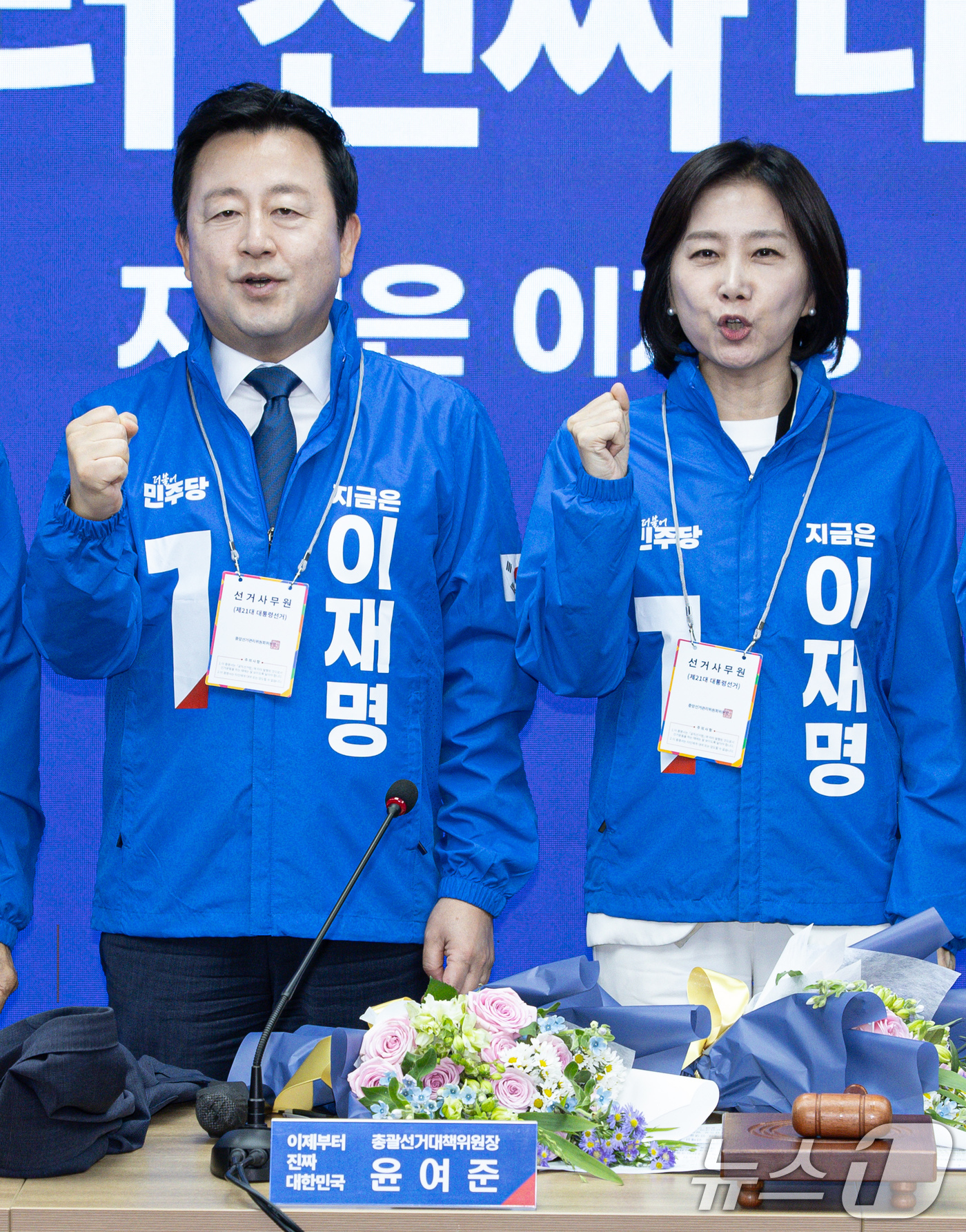 (서울=뉴스1) 이재명 기자 = 허은아 전 개혁신당 대표와 김용남 전 새누리당 의원이 26일 오전 서울 여의도 더불어민주당사에서 열린 입당환영식에서 박찬대·윤여준 상임 총괄선대위원 …