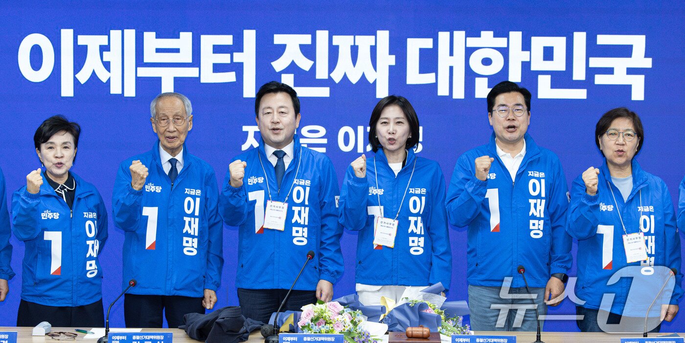 본문 이미지 - 허은아 전 개혁신당 대표와 김용남 전 새누리당 의원이 26일 오전 서울 여의도 더불어민주당사에서 열린 입당환영식에서 박찬대·윤여준 상임 총괄선대위원장 등과 기념촬영을 하고 있다. 2025.5.26/뉴스1 ⓒ News1 이재명 기자