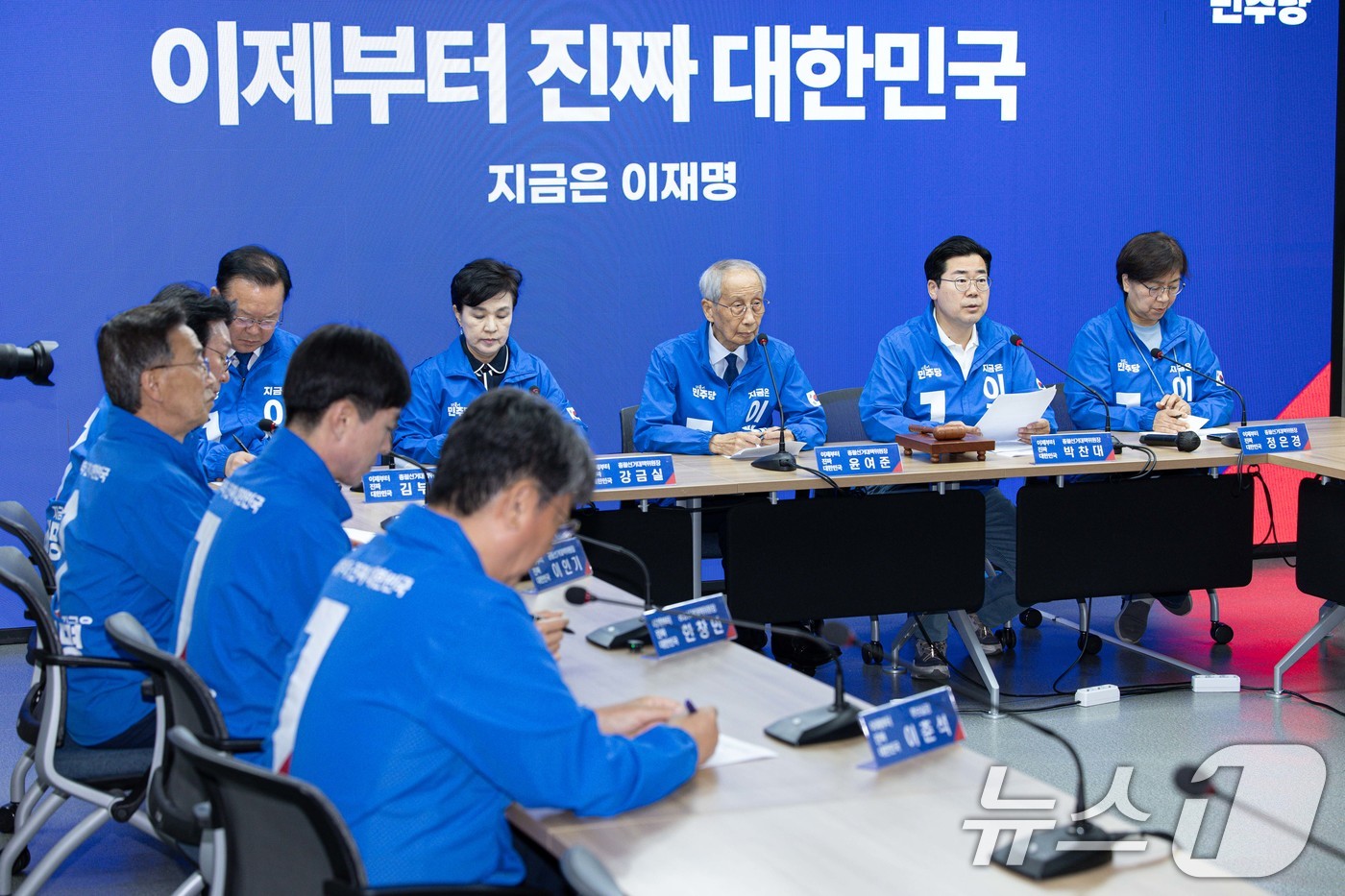 (서울=뉴스1) 이재명 기자 = 박찬대 더불어민주당 상임 총괄선대위원장이 26일 오전 서울 여의도 더불어민주당사에서 열린 중앙선거대책위원회의에서 발언을 하고 있다. 2025.5.2 …