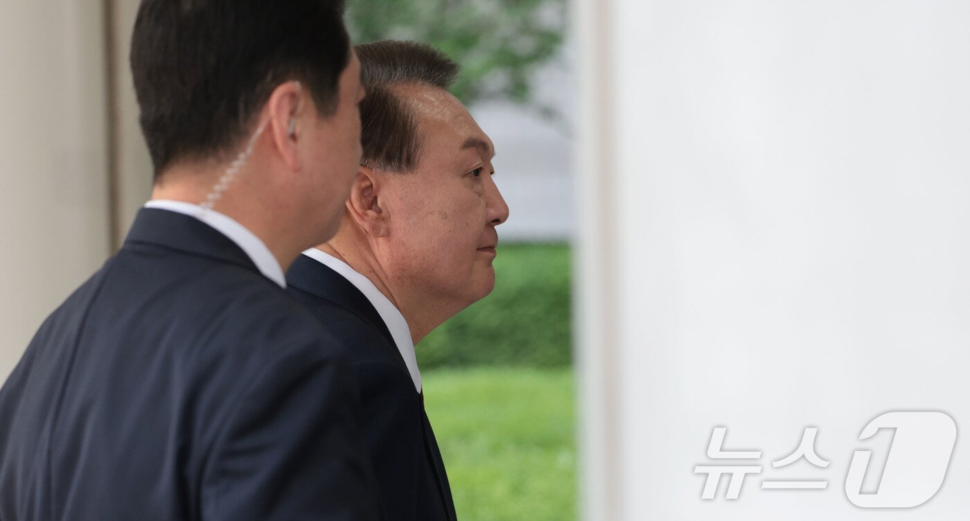 본문 이미지 - 윤석열 전 대통령이 26일 서울 서초구 서울중앙지방법원에서 열린 내란 우두머리 혐의ㆍ직권남용 권리행사 방해 혐의 사건 5차 공판에 출석하고 있다. 2025.5.26/뉴스1 ⓒ News1 사진공동취재단