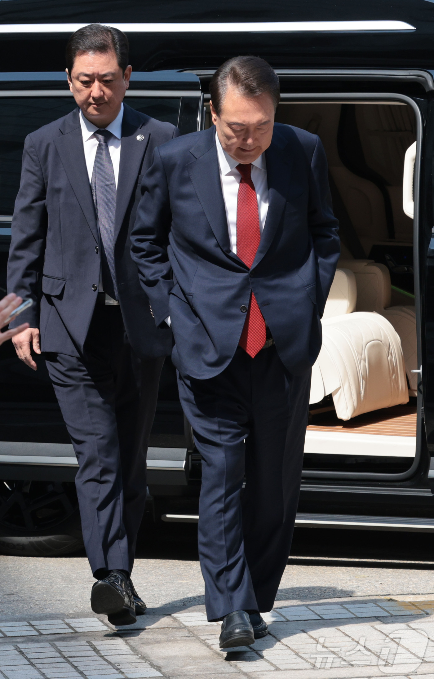 (서울=뉴스1) 사진공동취재단 = 윤석열 전 대통령이 26일 서울 서초구 서울중앙지방법원에서 열린 내란 우두머리 혐의ㆍ직권남용 권리행사 방해 혐의 사건 5차 공판에 출석하기 위해 …