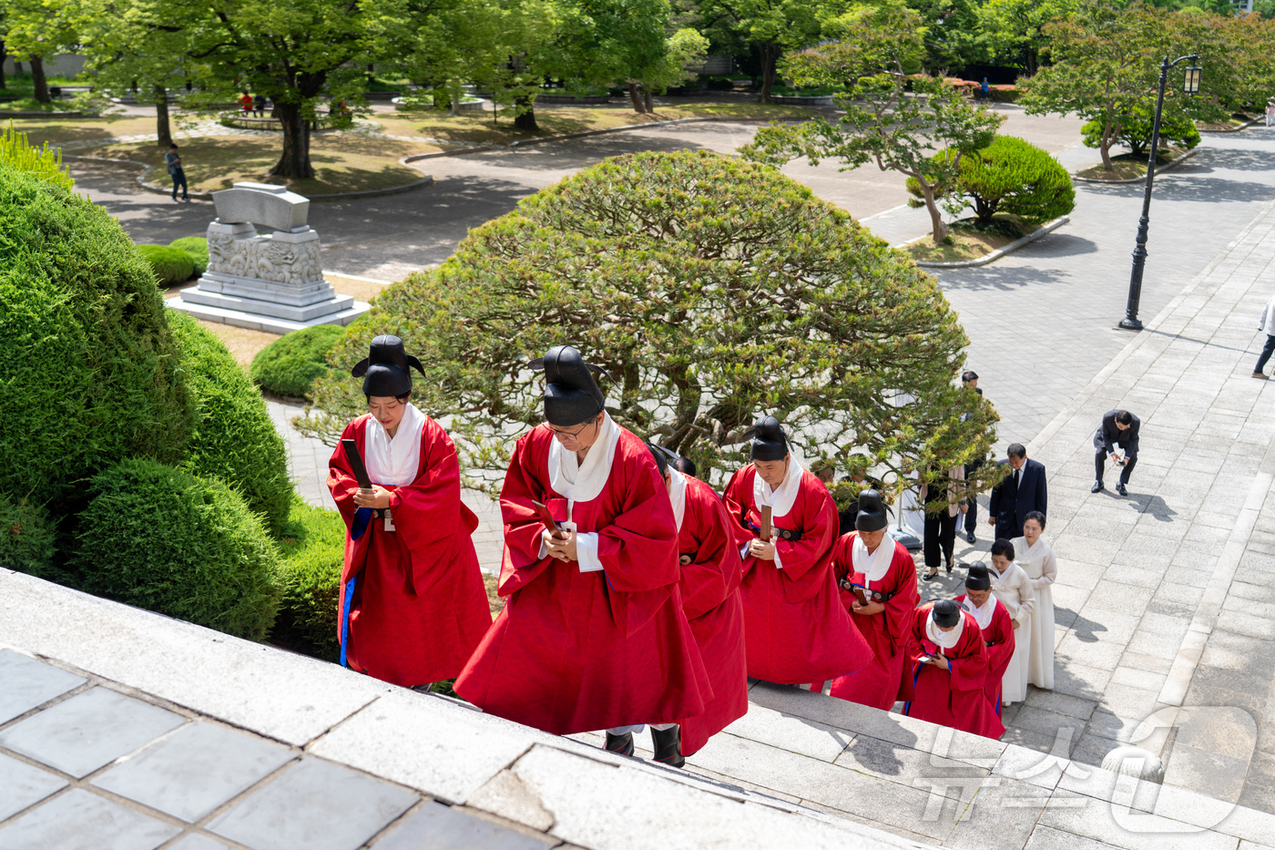 (부산=뉴스1) 윤일지 기자 = 김석준 부산시교육감이 지난 25일 부산 동래구 충렬사에서 열린 \'임진왜란 제433주년 충렬사 제향 봉행\' 행사에서 초헌관을 맡아 이동하고 있다. …