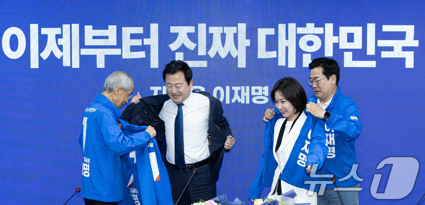 (서울=뉴스1) 이재명 기자 = 허은아 전 개혁신당 대표와 김용남 전 새누리당 의원이 26일 오전 서울 여의도 더불어민주당사에서 열린 입당환영식에서 선거운동복을 착용하고 있다. 2 …