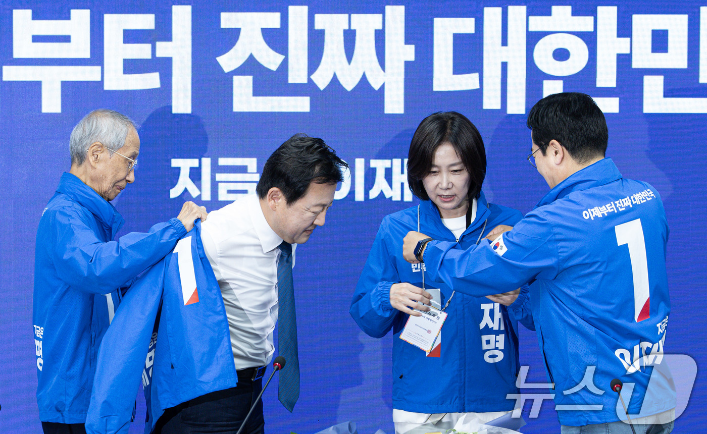 (서울=뉴스1) 이재명 기자 = 허은아 전 개혁신당 대표와 김용남 전 새누리당 의원이 26일 오전 서울 여의도 더불어민주당사에서 열린 입당환영식에서 선거운동복을 착용하고 있다. 2 …