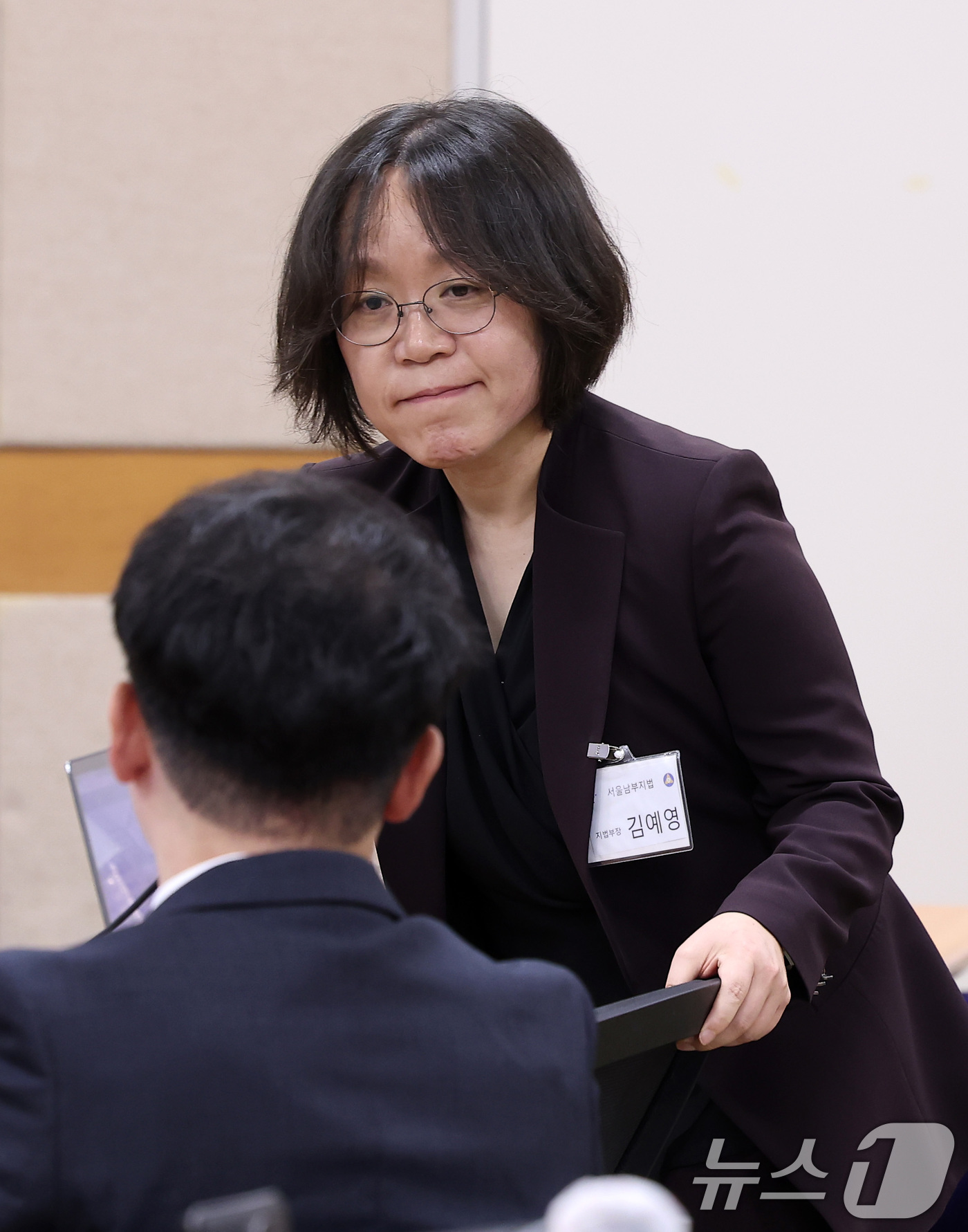 (고양=뉴스1) 김성진 기자 = 법관대표회의 의장인 김예영 서울남부지법 부장판사가 26일 경기 고양시 일산동구 사법연수원에서 열린 전국법관대표회의에서 법관들과 인사하고 있다. 20 …