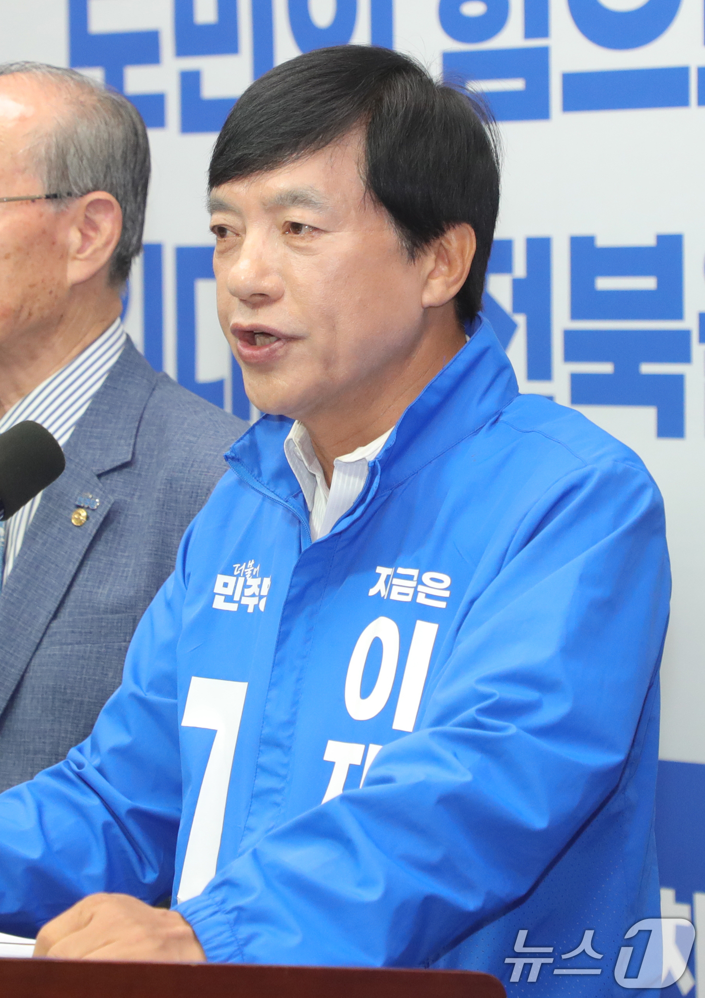 (전주=뉴스1) 유경석 기자 = 이성윤 더불어민주당 국회의원이 26일 전북 전주시 전북특별자치도의회에서 기자회견을 열고 사전투표 참여를 호소하고 있다. 2025.5.26/뉴스1