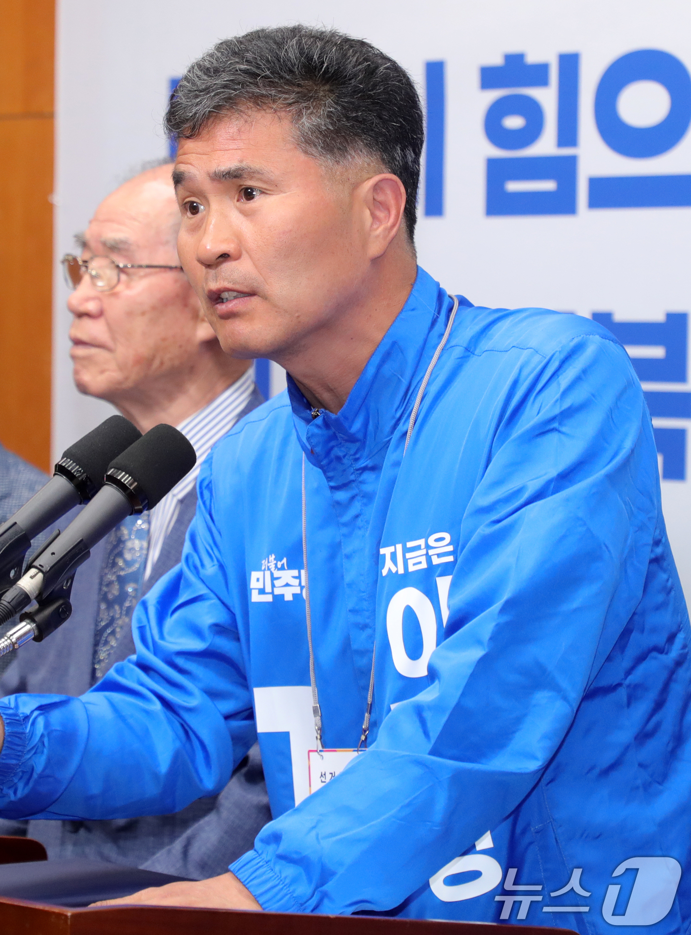 (전주=뉴스1) 유경석 기자 = 이원택 더불어민주당 국회의원이 26일 전북 전주시 전북특별자치도의회에서 기자회견을 열고 사전투표 참여를 호소하고 있다. 2025.5.26/뉴스1