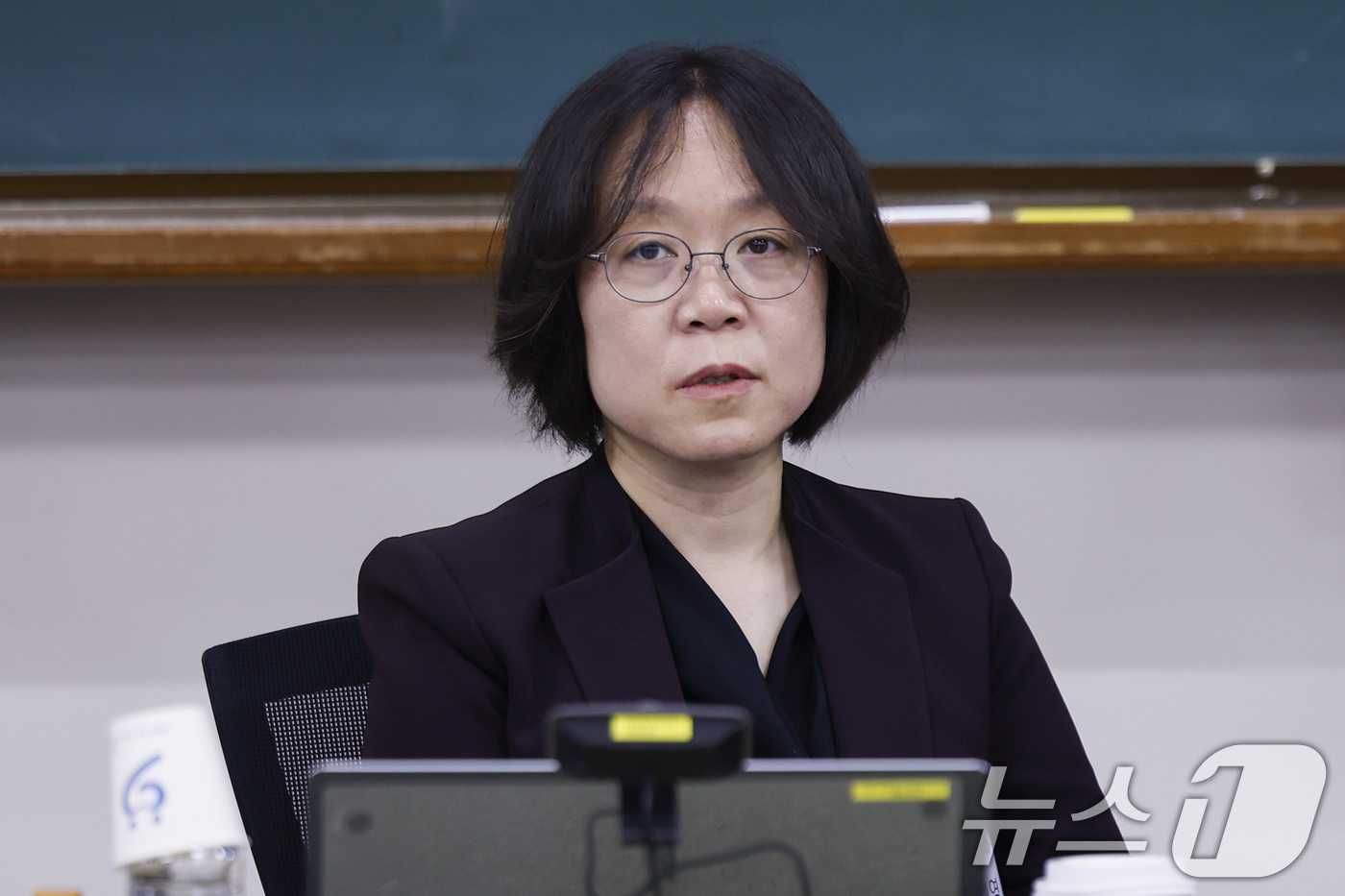 (고양=뉴스1) 김성진 기자 = 법관대표회의 의장인 김예영 서울남부지법 부장판사가 26일 경기 고양시 일산동구 사법연수원에서 열린 전국법관대표회의에서 회의 준비를 하고 있다. (공 …