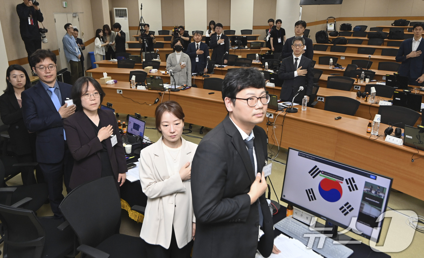 (고양=뉴스1) 김성진 기자 = 법관대표회의 의장인 김예영 서울남부지법 부장판사를 비롯한 법관들이 26일 경기 고양시 일산동구 사법연수원에서 열린 전국법관대표회의에서 국기에 대한 …