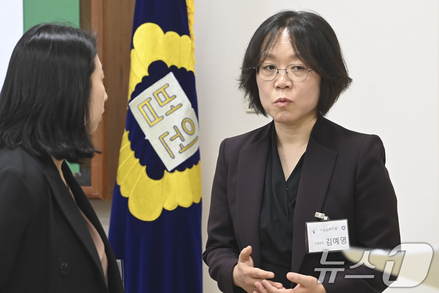 본문 이미지 - 법관대표회의 의장인 김예영 서울남부지법 부장판사가 26일 경기 고양시 일산동구 사법연수원에서 열린 전국법관대표회의에서 관계자와 대화하고 있다. &#40;공동취재&#41; 2025.5.26/뉴스1 ⓒ News1 김성진 기자