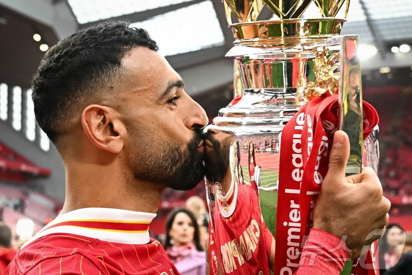 (리버풀 AFP=뉴스1) 우동명 기자 = 리버풀의 모하메드 살라가 25일(현지시간) 영국 리버풀의 안필드 스타디움에서 열린 프리미어 리그 크리스털 팰리스와 경기를 마친 후 우승 트 …