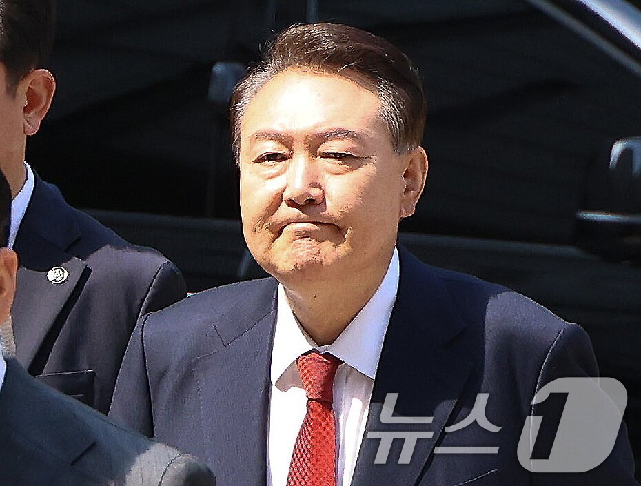 본문 이미지 - 윤석열 전 대통령이 26일 서울 서초구 서울중앙지방법원에서 열린 내란 우두머리 혐의ㆍ직권남용 권리행사 방해 혐의 사건 5차 공판에 출석하고 있다. 2025.5.26/뉴스1 ⓒ News1 사진공동취재단