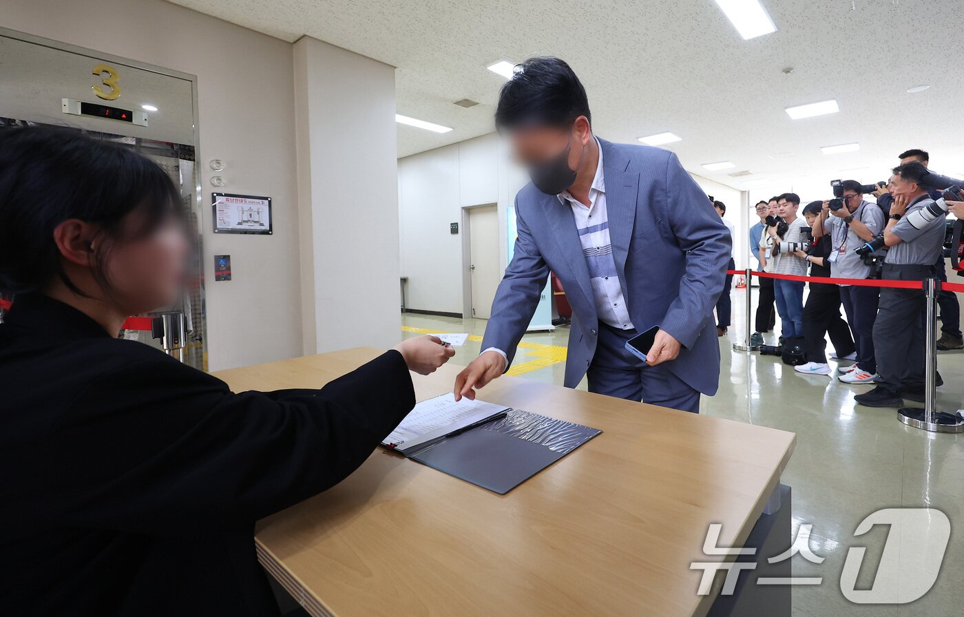 본문 이미지 - 26일 경기 고양시 일산동구 사법연수원에서 열린 전국법관대표회의에서 법관들이 명찰을 받고 있다. &#40;공동취재&#41; 2025.5.26/뉴스1 ⓒ News1 김성진 기자