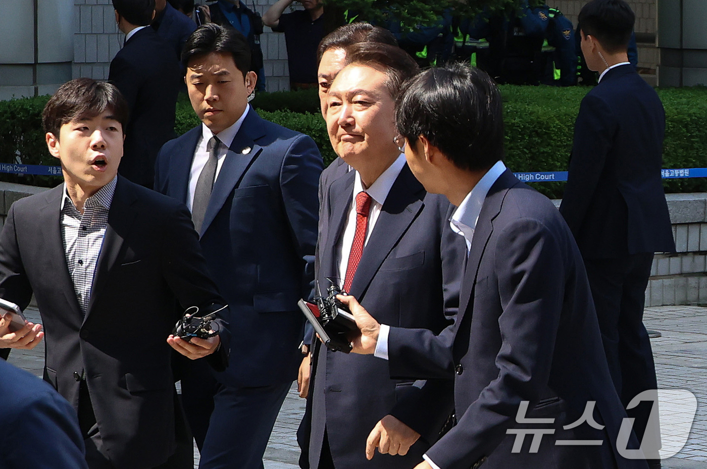 (서울=뉴스1) 사진공동취재단 = 윤석열 전 대통령이 26일 서울 서초구 서울중앙지방법원에서 열린 내란 우두머리 혐의ㆍ직권남용 권리행사 방해 혐의 사건 5차 공판에 출석하고 있다. …