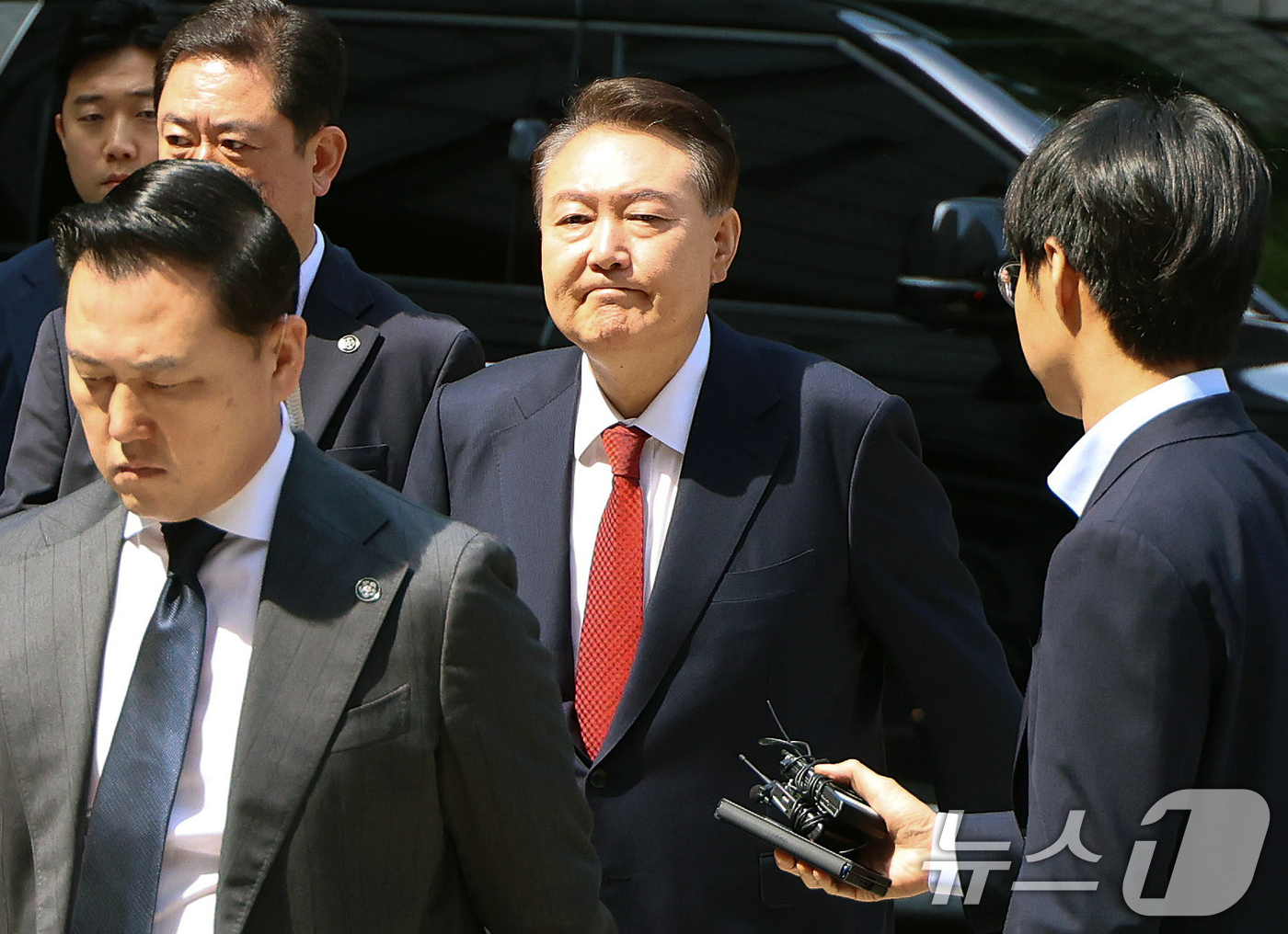 (서울=뉴스1) 사진공동취재단 = 윤석열 전 대통령이 26일 서울 서초구 서울중앙지방법원에서 열린 내란 우두머리 혐의ㆍ직권남용 권리행사 방해 혐의 사건 5차 공판에 출석하고 있다. …