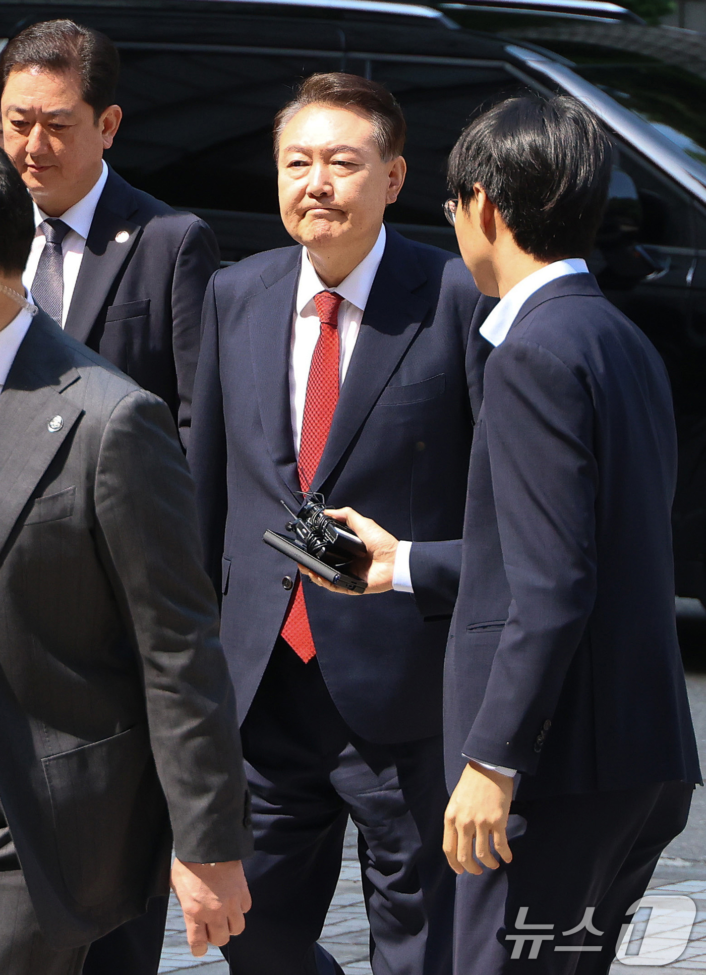 (서울=뉴스1) 사진공동취재단 = 윤석열 전 대통령이 26일 서울 서초구 서울중앙지방법원에서 열린 내란 우두머리 혐의ㆍ직권남용 권리행사 방해 혐의 사건 5차 공판에 출석하고 있다. …