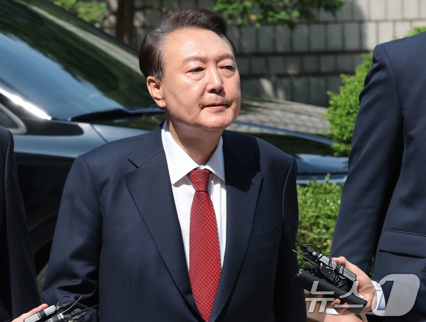 본문 이미지 - 윤석열 전 대통령이 26일 서울 서초구 서울중앙지방법원에서 열린 내란 우두머리 혐의ㆍ직권남용 권리행사 방해 혐의 사건 5차 공판에 출석하고 있다. 2025.5.26/뉴스1 ⓒ News1 사진공동취재단