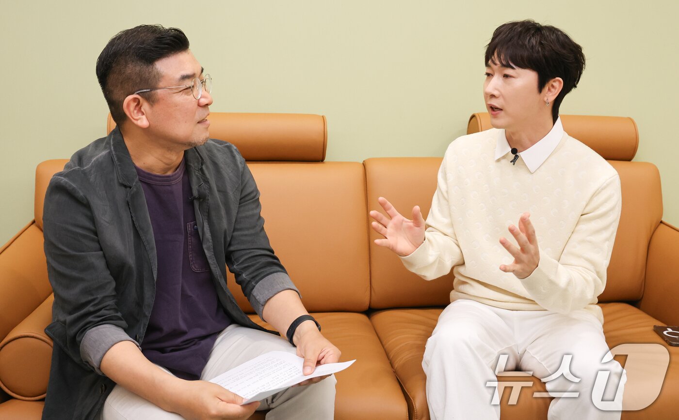 본문 이미지 - 정덕현 대중문화평론가&#40;왼쪽&#41;와 그룹 H.O.T. 출신 가수 장우혁 / 뉴스1 ⓒ News1 허경 기자