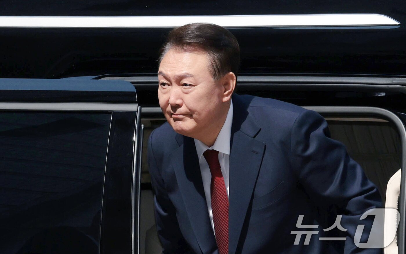 본문 이미지 - 윤석열 전 대통령이 26일 서울 서초구 서울중앙지방법원에서 열린 내란 우두머리 혐의ㆍ직권남용 권리행사 방해 혐의 사건 5차 공판에 출석하고 있다. 2025.5.26/뉴스1 ⓒ News1 사진공동취재단