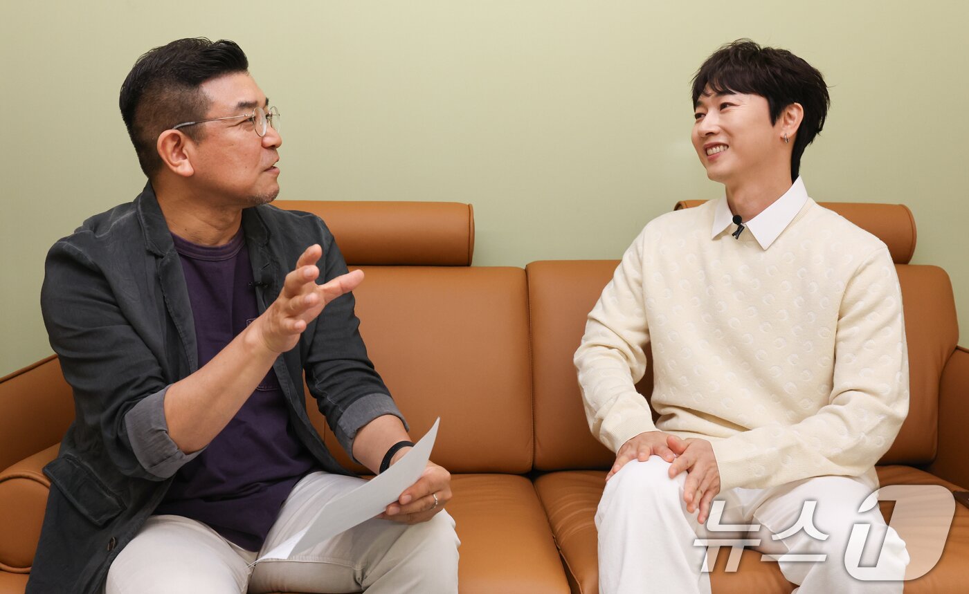 본문 이미지 - 정덕현 대중문화평론가&#40;왼쪽&#41;와 그룹 H.O.T. 출신 가수 장우혁 / 뉴스1 ⓒ News1 허경 기자