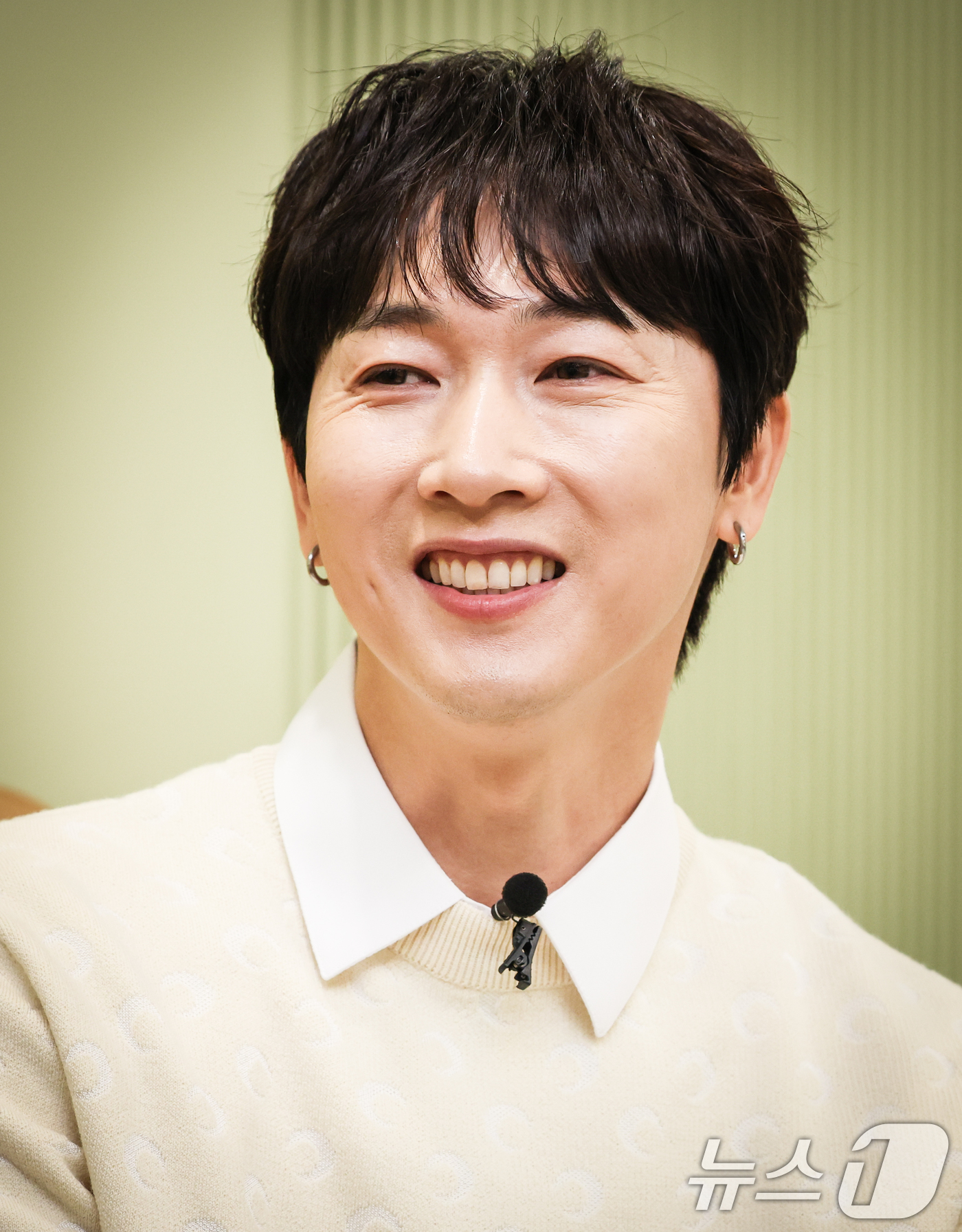 (서울=뉴스1) 허경 기자 = 그룹 H.O.T. 출신 가수 장우혁이 서울 마포구 상암 DDMC에서 'K-페르소나' 정덕현 문화평론가와 인터뷰를 하고 있다. 2025.5.31/뉴스1 …